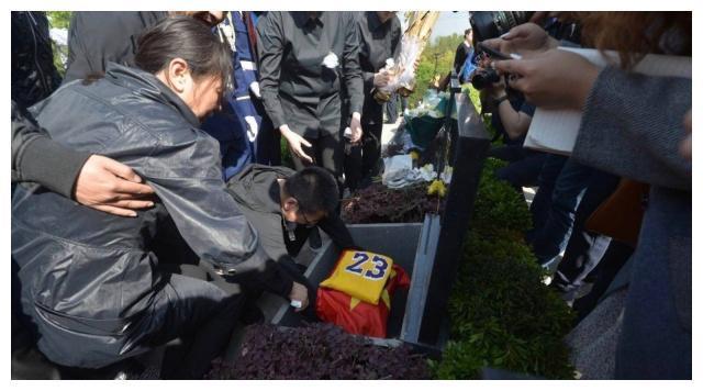 凉山英雄与詹姆斯球衣一起安葬，刘代旭一路走好