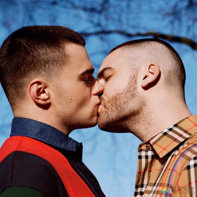 Bailey为Burberry打造了一场“彩虹时装秀”