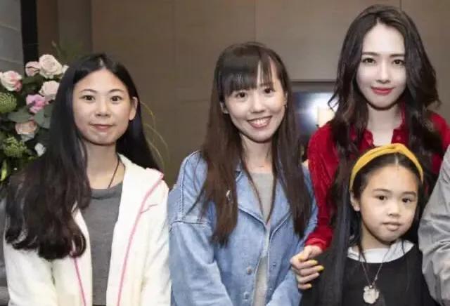 碧婷向佐全家福曝光父亲颜值高过吴彦祖,有谁注意两个妹妹的颜值