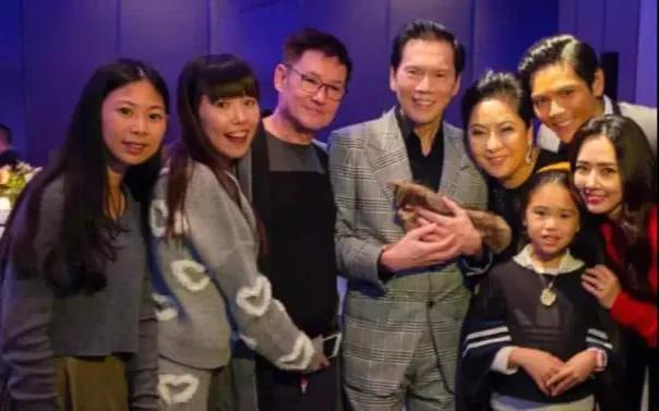 碧婷向佐全家福曝光父亲颜值高过吴彦祖,有谁注意两个妹妹的颜值