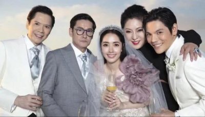 ​碧婷向佐全家福曝光父亲颜值高过吴彦祖，有谁注意两个妹妹的颜值