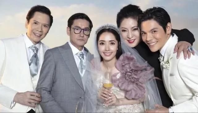 碧婷向佐全家福曝光父亲颜值高过吴彦祖,有谁注意两个妹妹的颜值