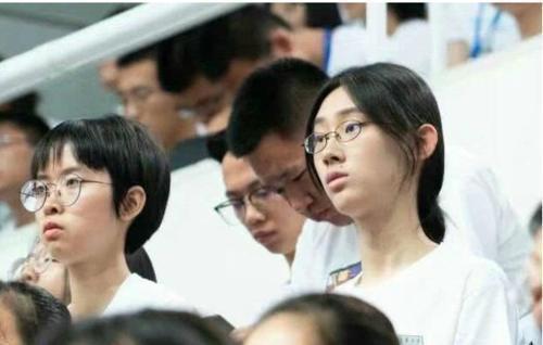 清华才女武亦姝，颜值和身高遭质疑，网友：这是理科班班花