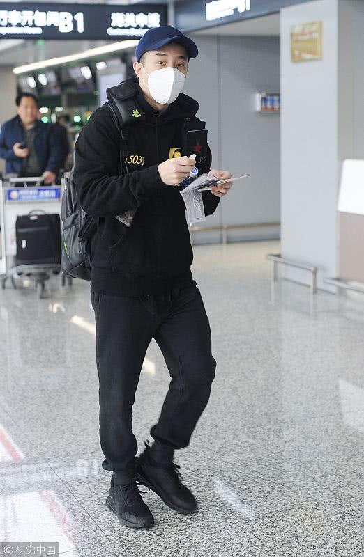 房祖名戴口罩看镜头眼神惊恐 卷入胜利风波后脸变圆润胖到没脖子