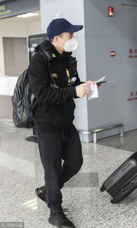 房祖名戴口罩看镜头眼神惊恐 卷入胜利风波后脸变圆润胖到没脖子