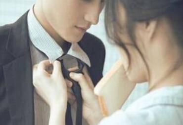 姐出差半个月深夜姐夫偷偷进我房间，赶紧把门反锁住