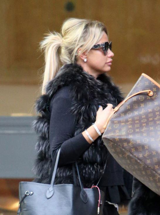 整容狂人为青春不老，花费440万元整容，至今整容了20年