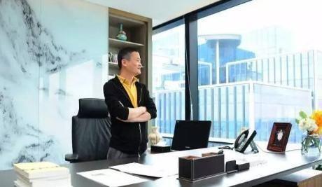 马云的办公室长啥样?网友看后感叹:这是亿万富豪的办公室吗?