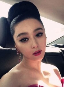 ​一组范冰冰的照片，其中有一张是假的！看出来的是大神