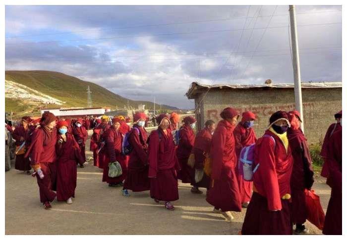 白玉亚青寺: 藏地女性修行者, 为了方便竟然不穿内衣! ! !