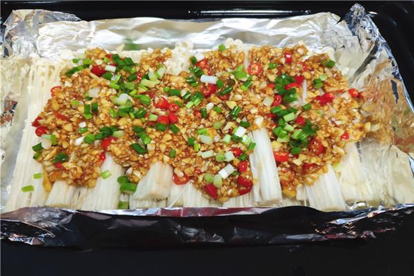 锡纸蒜蓉金针菇的做法 锡纸蒜蓉金针菇怎么做好吃 锡纸蒜蓉金针菇的做法 锡纸蒜蓉金针菇怎么做好吃