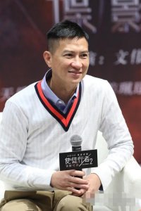 ​张家辉妻子关咏荷带女儿逛街，13岁张童身高快赶上妈妈