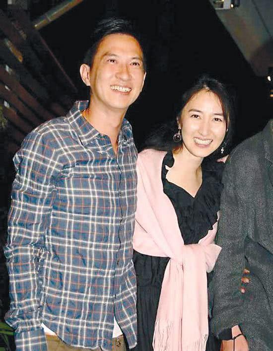 张家辉妻子关咏荷带女儿逛街，13岁张童身高快赶上妈妈