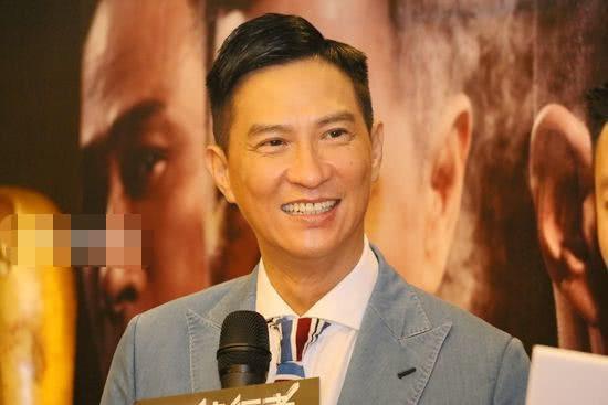 张家辉妻子关咏荷带女儿逛街，13岁张童身高快赶上妈妈