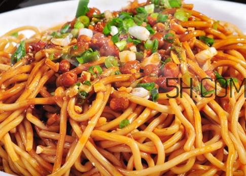 热干面用芝麻酱还是花生酱 热干面用什么酱 热干面用芝麻酱还是花生酱 热干面用什么酱