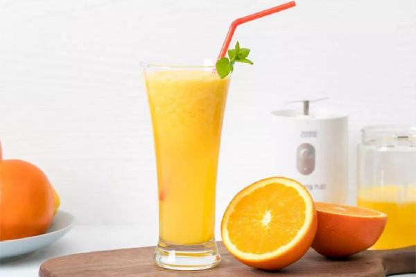 橙汁榨出来是苦的能喝不 橙汁是连皮一起榨吗