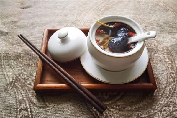 乌鸡汤上面的油有营养吗 乌鸡汤怎么炖不油 乌鸡汤上面的油有营养吗 乌鸡汤怎么炖不油