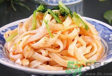 吃凉皮可以喝酸奶吗?吃凉皮喝酸奶好不好? 吃凉皮可以喝酸奶吗?吃凉皮喝酸奶好不好?