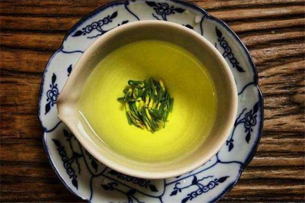 莲子心泡水隔夜还能喝吗 莲子心泡水可以隔夜吗 莲子心泡水隔夜还能喝吗 莲子心泡水可以隔夜吗