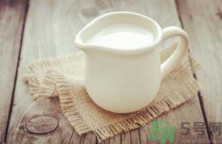 金银花露可以和牛奶一起冲吗?金银花露能和牛奶混在一起喝吗?.jpg 金银花露可以和牛奶一起冲吗?金银花露能和牛奶混在一起喝吗?.jpg