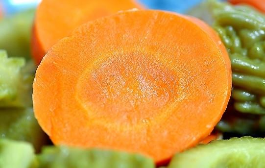 苦瓜能和胡萝卜一起吃吗?胡萝卜可以和苦瓜一起吃吗 苦瓜能和胡萝卜一起吃吗?胡萝卜可以和苦瓜一起吃吗