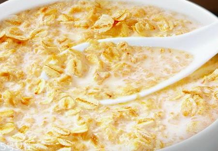 麦片和鸡蛋能一起吃吗 麦片冲鸡蛋的功效 麦片和鸡蛋能一起吃吗 麦片冲鸡蛋的功效