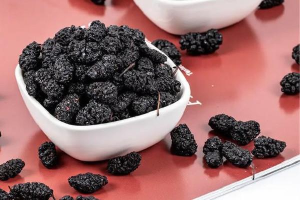 桑葚干泡水是什么颜色 桑葚干泡水喝会上火吗 桑葚干泡水是什么颜色 桑葚干泡水喝会上火吗