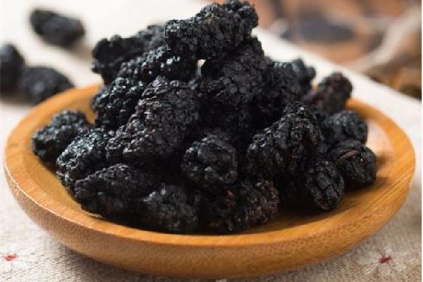 桑葚干泡水是什么颜色 桑葚干泡水喝会上火吗 桑葚干泡水是什么颜色 桑葚干泡水喝会上火吗