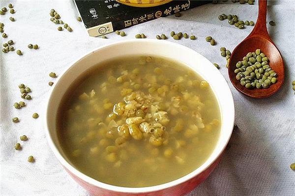 绿豆汤发烧时可以喝吗 绿豆汤能退烧吗