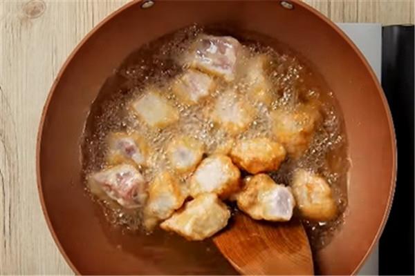 菠萝咕唊肉的做法 最好吃的糖醋肉