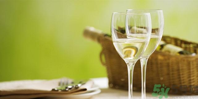 吃螃蟹能喝酒吗?吃螃蟹喝什么酒?