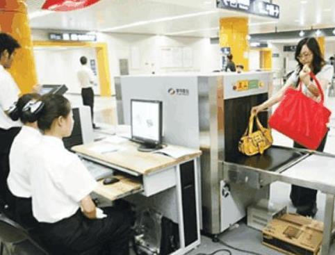 当我们过安检时，工作人员在电脑屏幕上会看到什么？网友：真尴尬