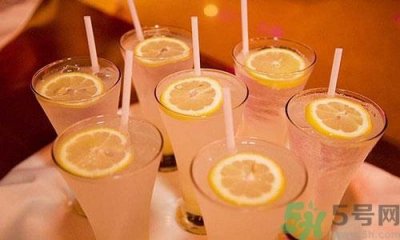 ​喝柠檬水放冰糖好吗?柠檬水可以放冰糖吗?