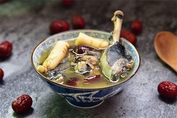 乌鸡汤有酸味还能喝吗 乌鸡汤为什么有酸味 乌鸡汤有酸味还能喝吗 乌鸡汤为什么有酸味