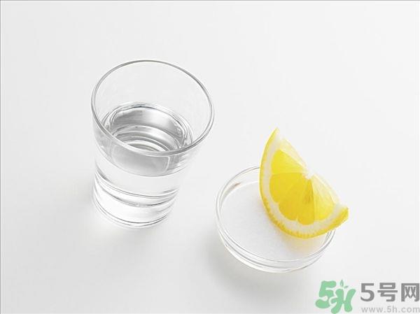 中暑喝盐水有用吗?中暑可以喝牛奶吗? 中暑喝盐水有用吗?中暑可以喝牛奶吗?