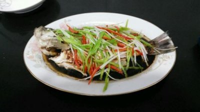 ​清蒸鲈鱼是开水还是冷水 清蒸鲈鱼要用大火吗