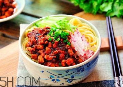 ​一碗炸酱面的热量是多少 一碗炸酱面多少克