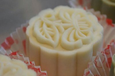 ​冰皮月饼可以用糯米粉做吗 冰皮月饼和雪媚娘的皮一样吗