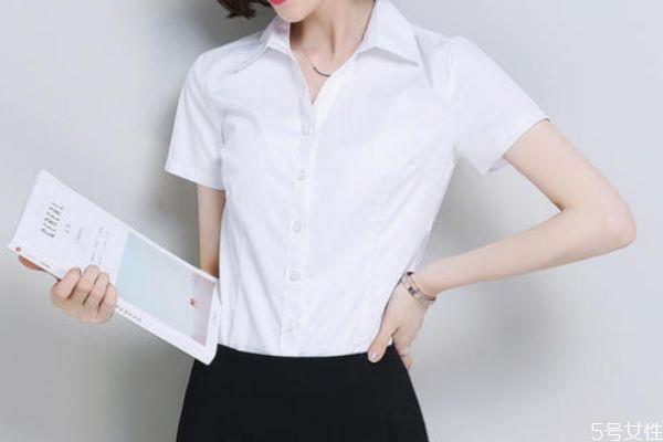 衬衣扣子怎么防止走光 衬衣扣子防走光的方法 衬衣扣子怎么防止走光 衬衣扣子防走光的方法