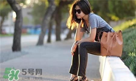 水桶包怎么背时尚?水桶包时尚搭配 水桶包怎么背时尚?水桶包时尚搭配