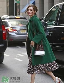 水桶包怎么背时尚?水桶包时尚搭配 水桶包怎么背时尚?水桶包时尚搭配