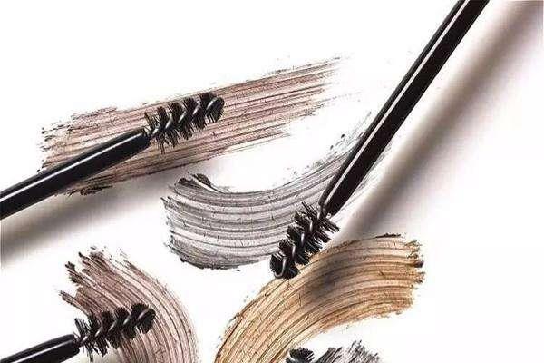 睫毛膏结块了滴入什么 滴眼液or食盐水 睫毛膏结块了滴入什么 滴眼液or食盐水