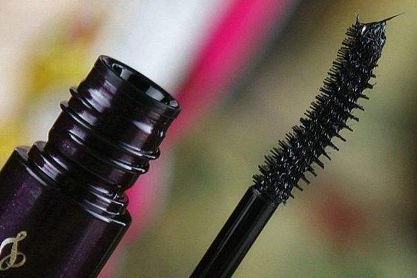 睫毛膏结块了滴入什么 滴眼液or食盐水 睫毛膏结块了滴入什么 滴眼液or食盐水