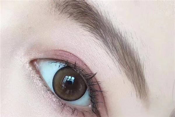 美瞳是硬的还是软的 美瞳会融化在眼镜里吗 美瞳是硬的还是软的 美瞳会融化在眼镜里吗