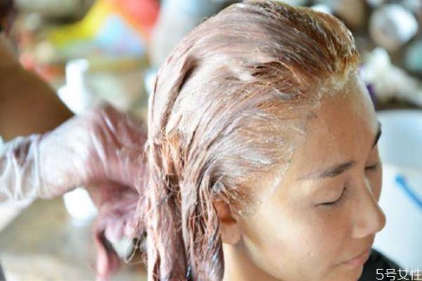 染发脸部染黑怎么洗掉 如何洗掉脸上的染发剂 染发脸部染黑怎么洗掉 如何洗掉脸上的染发剂