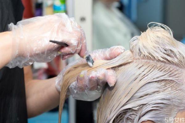 染发脸部染黑怎么洗掉 如何洗掉脸上的染发剂 染发脸部染黑怎么洗掉 如何洗掉脸上的染发剂