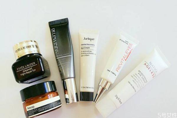 眼霜晚上用好还是早上用好 只在晚上睡觉前使用眼霜 眼霜晚上用好还是早上用好 只在晚上睡觉前使用眼霜