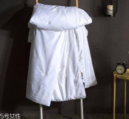 蚕丝被为什么有酸味道 这个原因引起的 蚕丝被为什么有酸味道 这个原因引起的