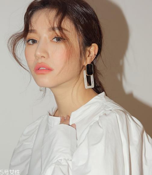大耳垂适合什么耳环 轻松打造气场 大耳垂适合什么耳环 轻松打造气场