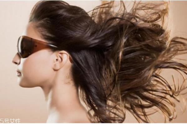 头发出油严重怎么办 头发出油严重的原因 头发出油严重怎么办 头发出油严重的原因